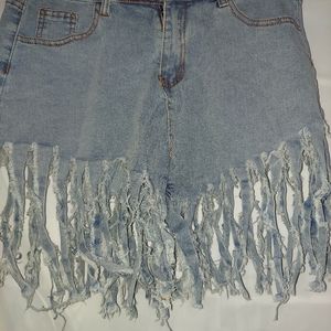 High wasted frayed raw hem denim shorts